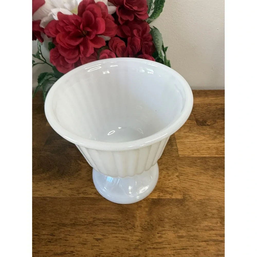 Vintage INARCO USA Milk Glass Pedestal‎ Vase Fluted Design Decor Flower Planter - Picture 3 of 7